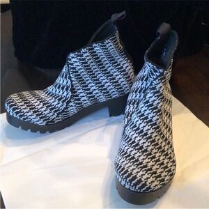 🤗Charleston Houndstooth pull on stretch fabric chunky sole booties